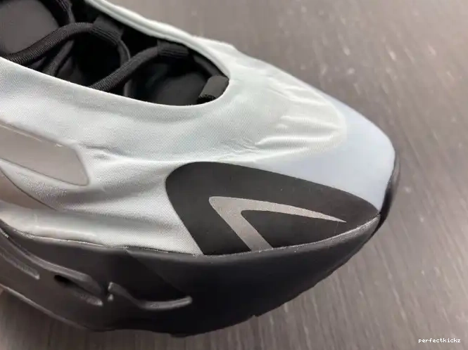 Adidas Yeezy 700 Tint Boost GZ0711 Blue MNVN 0703